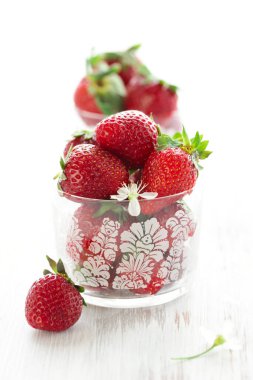 Gözlüklü taze çilek