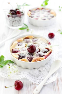 kiraz clafoutis, yemekleri fırında pudra şekeri ile