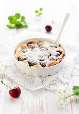 kiraz clafoutis, yemekleri fırında pudra şekeri ile