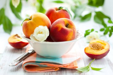 Masanın üzerine taze şeftali kase