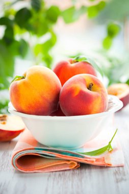 Masanın üzerine taze şeftali kase