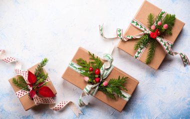 Noel hediye kutuları ve süslemeleri ile arka plan. Üstten Görünüm