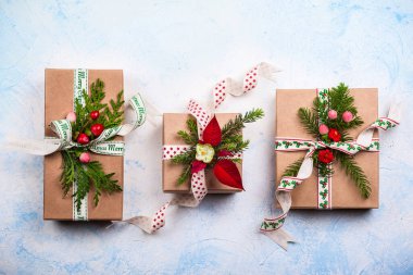 Noel hediye kutuları ve süslemeleri ile arka plan. Üstten Görünüm