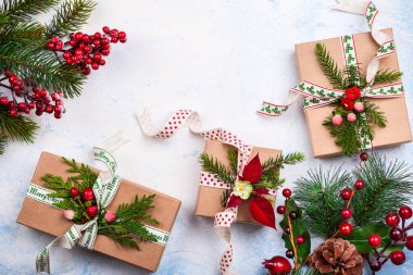 Noel hediye kutuları ve süslemeleri ile arka plan. Üstten Görünüm