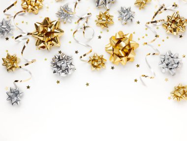 Beyaz arka planda altın ve gümüş parıltılı kurdele süslemeleri olan Noel veya Yeni Yıl kompozisyonu. Düz yat, boşluğu kopyala