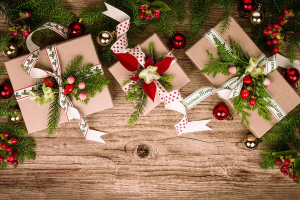 Χριστουγεννιάτικο Φόντο Κουτιά Δώρων Και Διακοσμήσεις Ξύλινο Πίνακα Άνω Όψη — Φωτογραφία Αρχείου