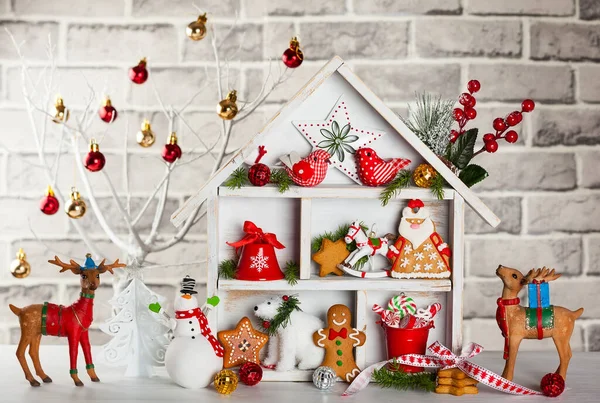 Χριστούγεννα Σκηνή Λευκό Ξύλινο Σπίτι Παρουσιάζει Cookies Και Χιονάνθρωπος Ελάφια — Φωτογραφία Αρχείου