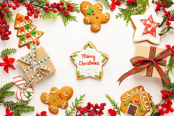 Weihnachten Hintergrund Mit Lebkuchen Geschenkschachteln Und Zweigen Stechpalme Mit Roten — Stockfoto