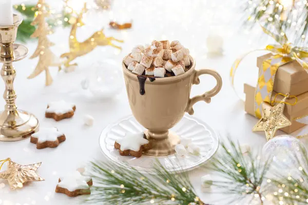 在圣诞餐桌上装饰有棉花糖 饼干和肉桂的热巧克力杯 传统的冬季甜饮料 — 图库照片