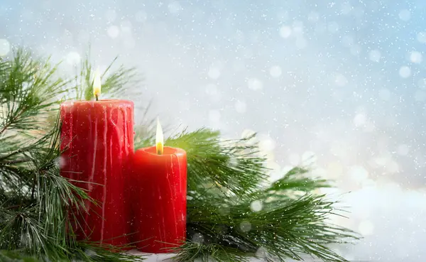 クリスマスレッドキャンドルと松の枝 アドベントキャンドル コンセプト 冬季休業 — ストック写真