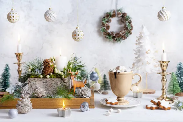 Χριστούγεννα Ακόμα Ζωή Φλιτζάνι Ζεστή Σοκολάτα Μπισκότα Μελόψωμο Κεριά Χριστουγεννιάτικα — Φωτογραφία Αρχείου