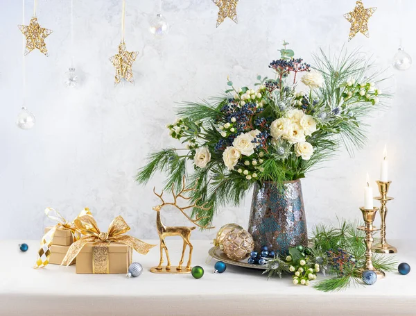 Χριστουγεννιάτικα Στολίδια Κεριά Κουτιά Δώρων Και Μπουκέτο Λουλουδιών Χειμερινή Σύνθεση — Φωτογραφία Αρχείου