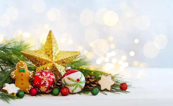 クリスマスまだクリスマス スターとボール お祝いの装飾とクリスマスジンジャーブレッドクッキー ストックフォト