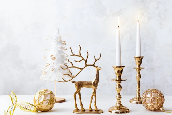 燃えるろうそく 鹿の図 パステルライトの背景にクリスマスの装飾で居心地の良い生活 ホームインターオのためのクリスマス構成 ロイヤリティフリーのストック写真