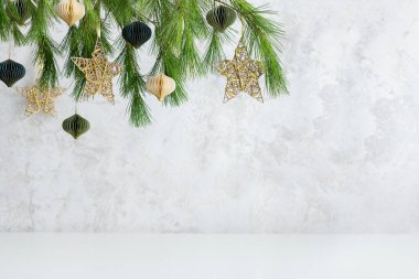 Ev dekorasyonu için Noel ya da yeni yıl kompozisyonu. Firavun dalları ve kış süslemeleri boş sahnenin üzerinde. Noel yıldızları ve kağıt toplar.