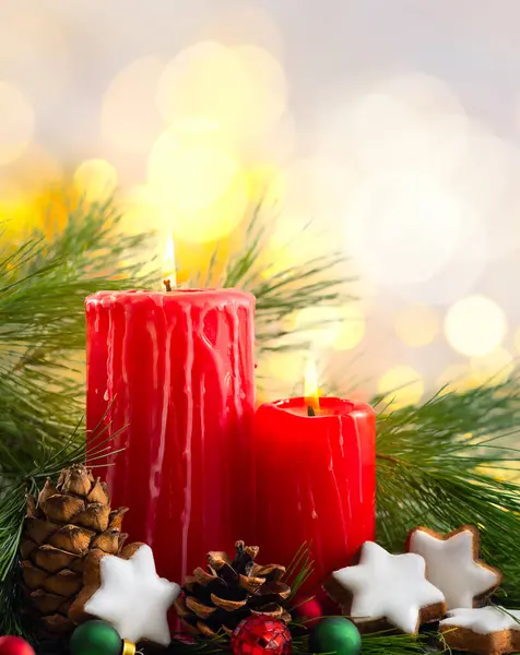 圣诞红蜡烛 圣诞彩灯 肉桂饼干 松果和树枝 概念寒假 图库图片