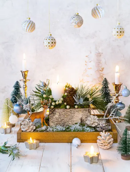 キャンドル 松のコーン クリスマスのバブル 木箱の冬の果実のクリスマス構成 居心地の良い家の冬のコンセプト ロイヤリティフリーのストック写真