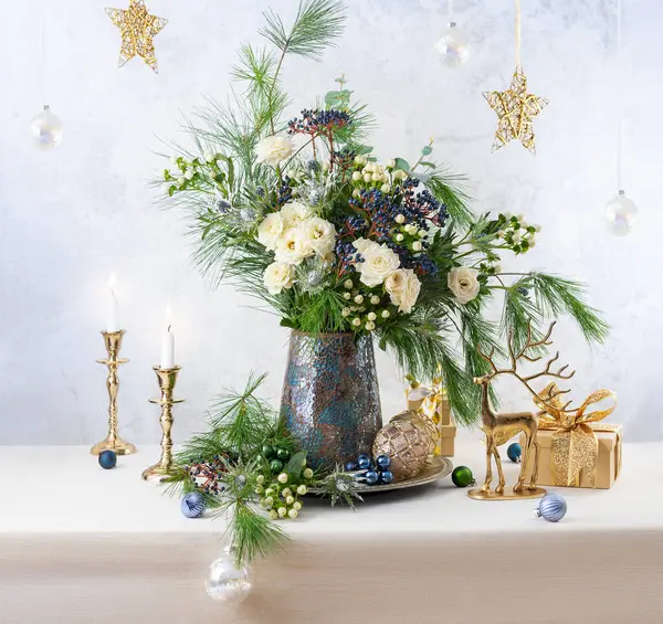 Noel Süsleri Mumlar Hediye Kutuları Çiçek Buketi Güllerle Köknar Dallarıyla Telifsiz Stok Fotoğraflar