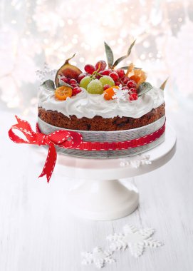 beyaz krema ve şekerli meyveler ile geleneksel Noel meyveli kek