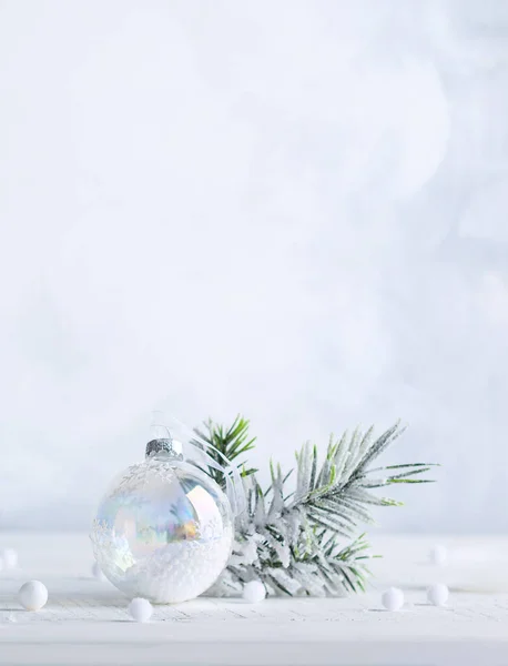 Рождественский Минималистский Натюрморт Снежными Еловыми Ветками Прозрачным Рождественским Мячом Светлом — стоковое фото