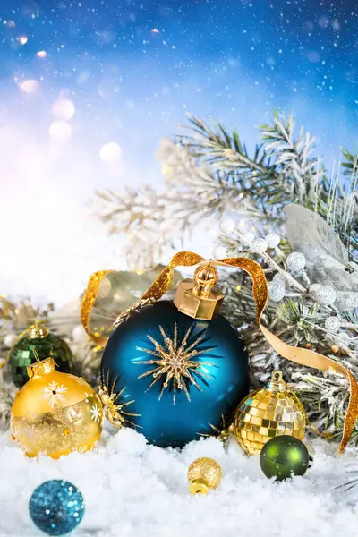 Новорічний Різдвяний Декор Різдвяні Кульки Снігові Ялинові Гілки Сніговому Тлі Ліцензійні Стокові Зображення