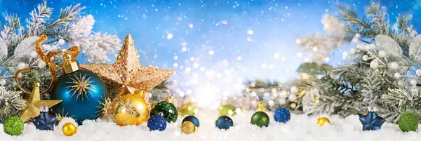 クリスマスと新年バナー クリスマスボール ゴールドスター 雪山の枝 冬の休日の挨拶カード ロイヤリティフリーのストック写真