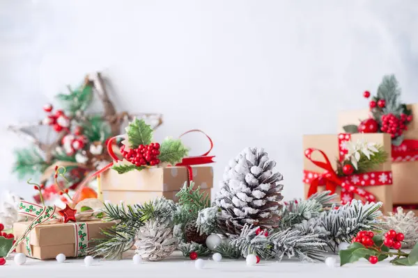 ギフトボックス 雪の松のコーン 泡と光の背景にモミの枝でクリスマスはまだ生活しています 冬またはクリスマスのお祝いのコンセプト ストックフォト