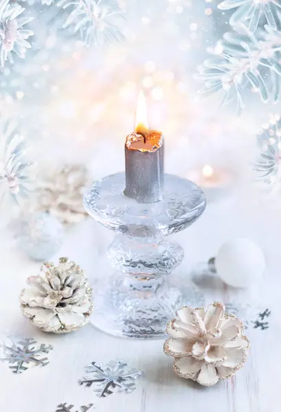 Vánoce Zima Zátiší Hořící Svíčkou Borovice Sněhové Vločky Světlém Pozadí Stock Obrázky