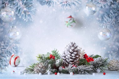 Karlı kozalaklarla, mücevherlerle ve arka planda köknar dallarıyla geçen bir Noel. Kış ya da Noel festivali konsepti.