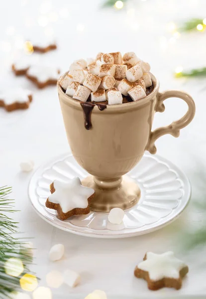 Egy Csésze Forró Csokoládé Mályvacukorral Sütivel Fahéjjal Ünnepi Asztalon Hagyomány — Stock Fotó