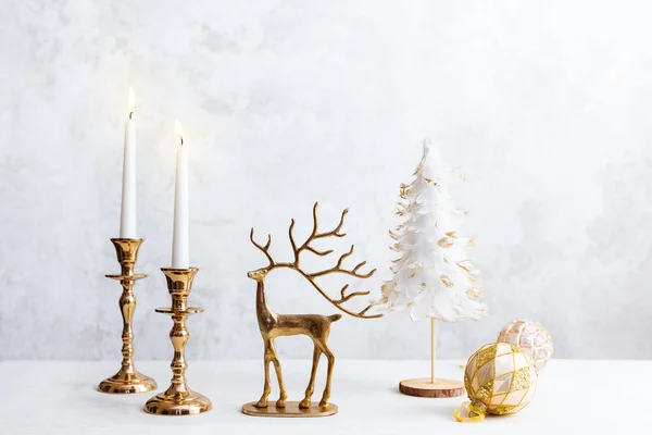 불타는 파스텔 라이트 배경에 사슴과 크리스마스 장식의 그림과 아늑한 여전히 스톡 사진