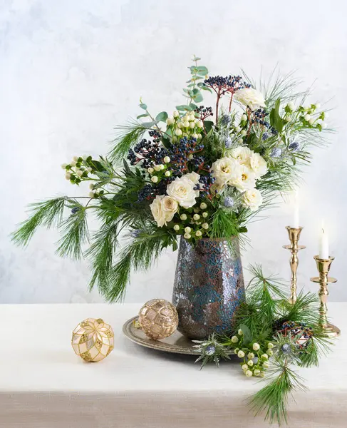 クリスマスの装飾 ろうそく 花の枝 冬の果実との冬の配置 クリスマスの花はまだ生きています ロイヤリティフリーのストック画像