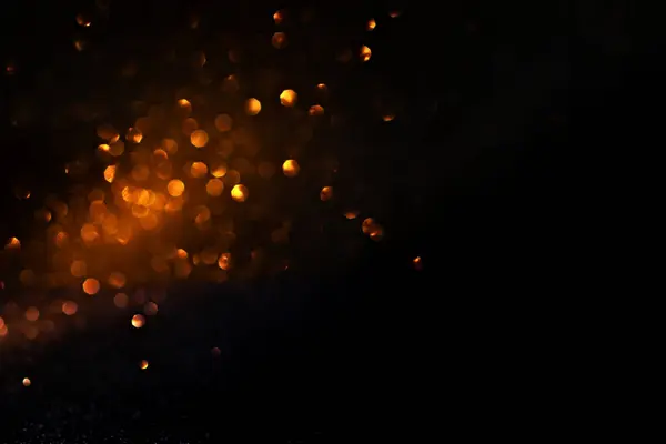 Теплые Золотистые Боке Огни Освещают Темный Фон Создавая Абстрактный Рисунок Стоковое Фото