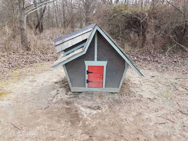 Маленький Дом Дом Маленькой Красной Входной Дверью — стоковое фото
