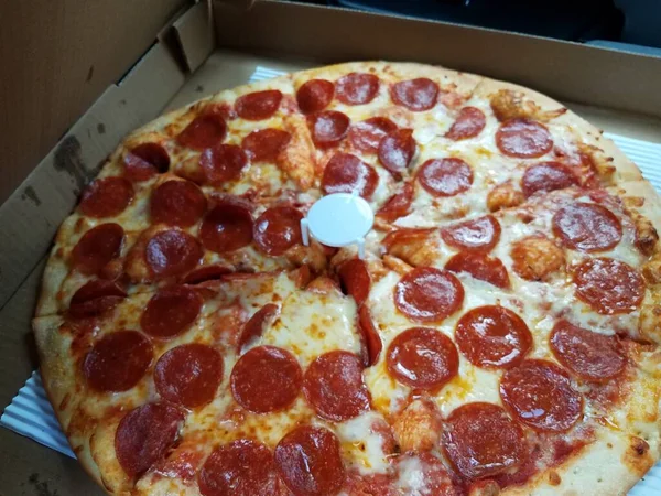 Πίτσα Πεπερόνι Τυρί Κουτί Λευκό Πλαστικό Στήριγμα — Φωτογραφία Αρχείου