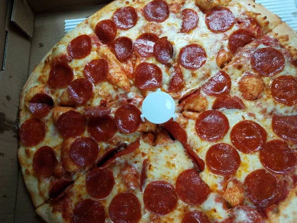 Pizza Pepperoni Com Queijo Caixa Com Suporte Plástico Branco — Fotografia de Stock