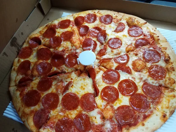 Pizza Pepperoni Dengan Keju Dalam Kotak Dengan Dukungan Plastik Putih — Stok Foto