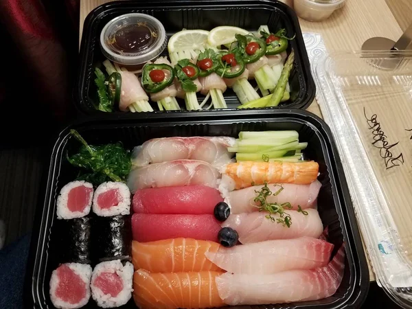 Sushi Tuńczykiem Łososiem Jagodami Pojemniku Ryżem — Zdjęcie stockowe