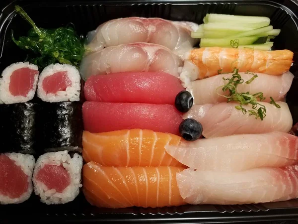 Sushi Tuńczykiem Łososiem Jagodami Pojemniku Ryżem — Zdjęcie stockowe