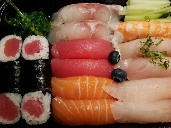 金枪鱼和鲑鱼寿司 内装蓝莓和米饭 — 图库照片