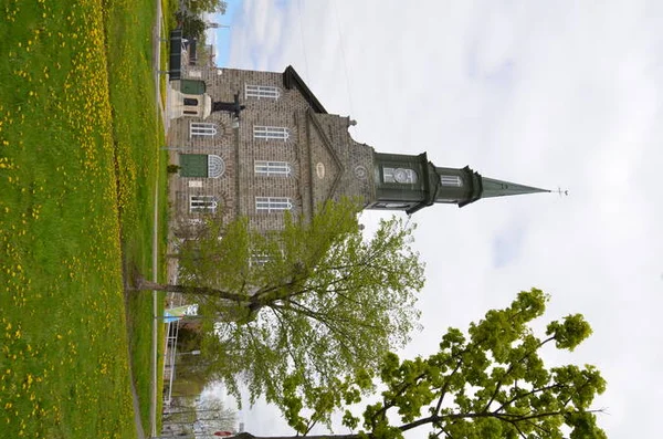 Kirchengebäude Mit Grünem Rasen Mit Gelbem Löwenzahnkraut — Stockfoto