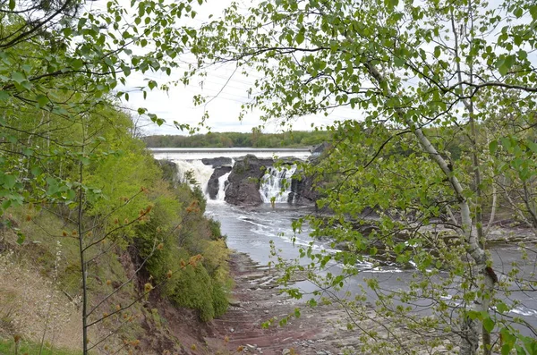 Vackert Vattenfall Kanada Med Klippor Och Träd Och Klippformationer — Stockfoto