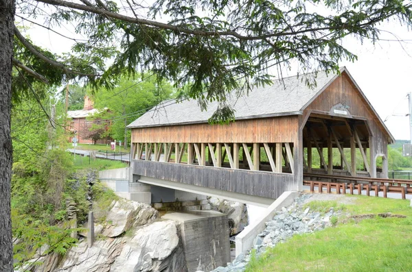 Stock image Quechee covered wooden bridge in Canada with water below