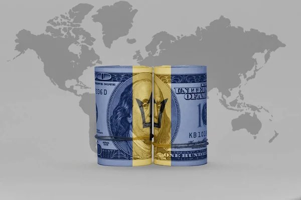在灰色世界地图的背景上 美元钞票上的巴巴多斯国旗 — 图库照片