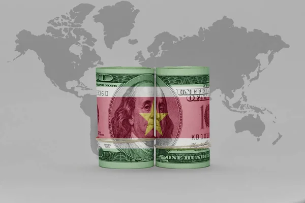 ドル紙幣のスリナム国旗グレーの世界地図背景3Dイラスト — ストック写真