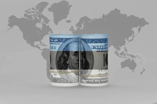 グレーの世界地図上のドル紙幣のエストニア国旗背景3Dイラスト — ストック写真