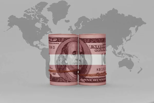 グレーの世界地図上のドル紙幣上のラトビアの国旗背景3Dイラスト — ストック写真