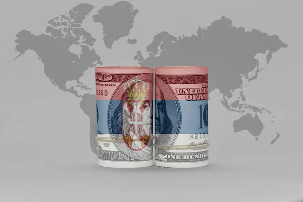 グレーの世界地図の背景にあるドル紙幣のセルビア国旗3Dイラスト — ストック写真