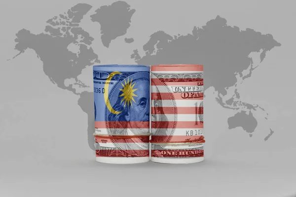 Flaga Narodowa Malezji Banknot Pieniądza Dolara Szarym Tle Mapy Świata — Zdjęcie stockowe