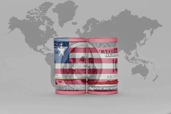 在灰色世界地图的背景上 美元钞票上的自由国旗 — 图库照片